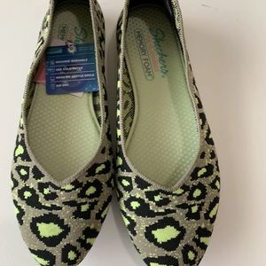 Skechers Cloud foam neon green leopard flats